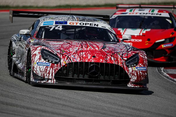 The Mercedes of Vos-Buurman (Motopark) beats the Steller Corvette of the Ali brothers in free practice